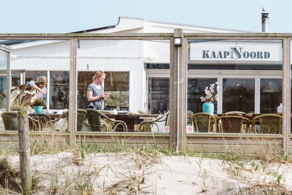 Strandpavillon Kaap Noord am Anleger