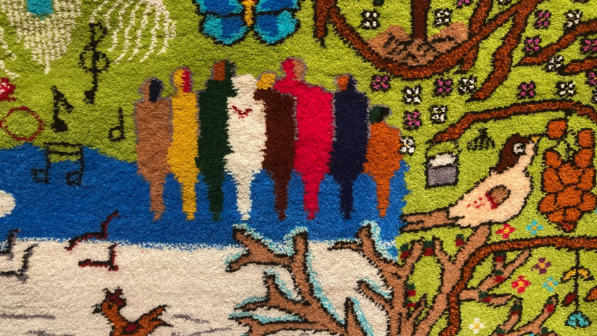 Farbenfroher Teppich im Rautenstrauch-Joest-Museum, Lebensbaum, Vögel, Trauben, Menschen