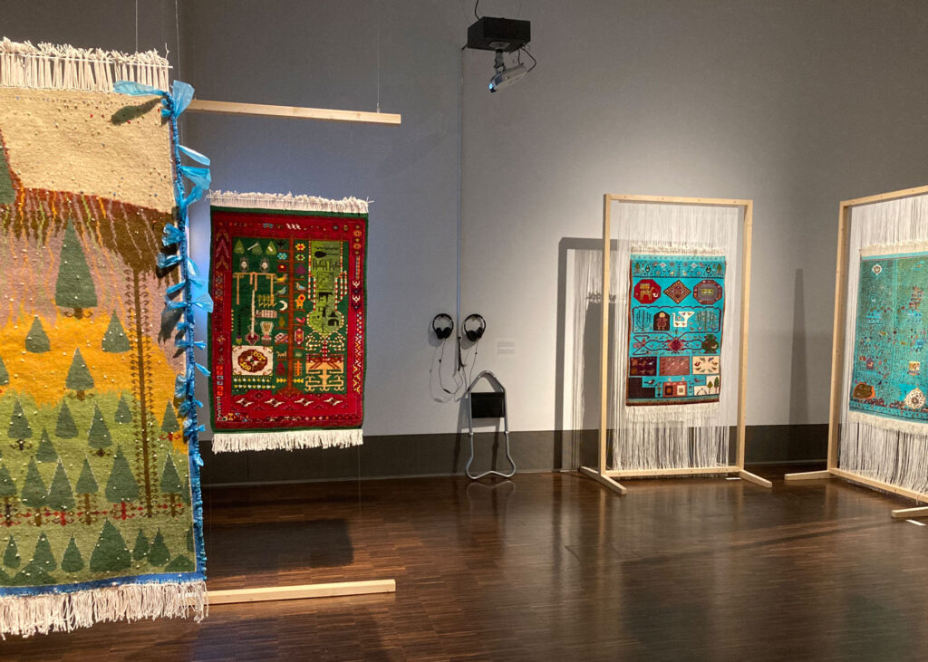 4 farbenfrohe Teppiche in Webrahmen gespannt im Rautenstrauch-Joest-Museum