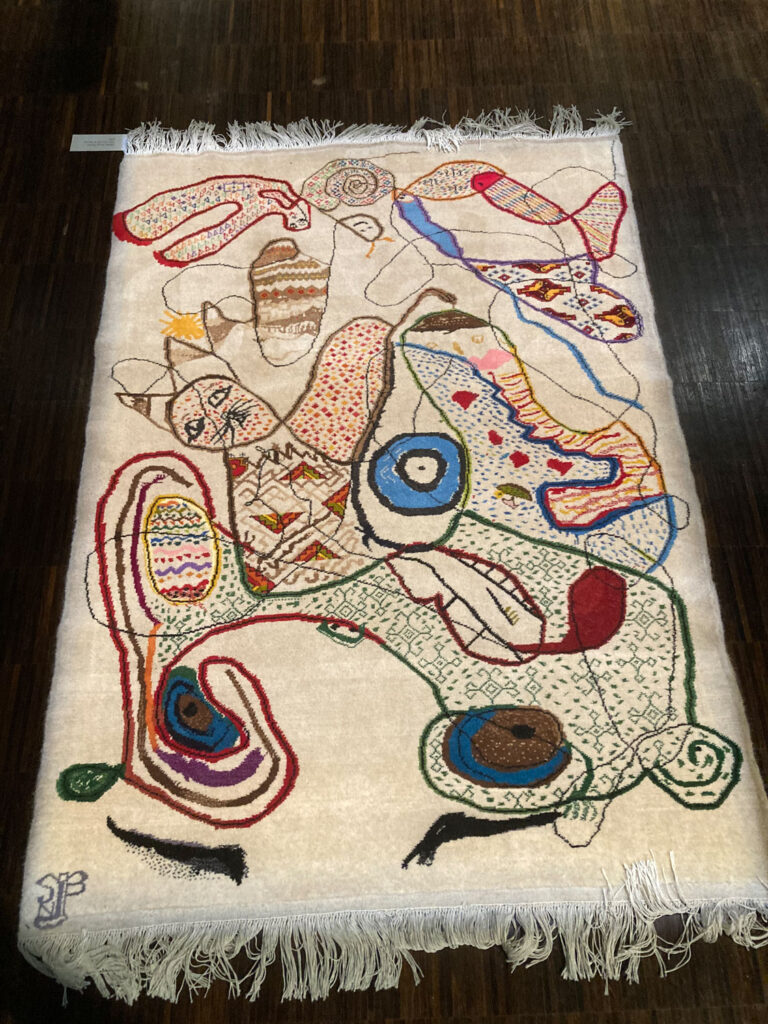 Farbenfroher Teppich mit KATZENMUSTER im Rautenstrauch-Joest-Museum